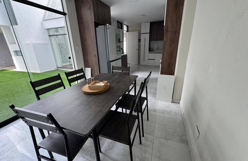 Cerro Colorado District House | Fast Wifi, Jacuzzi, washer & dryer, bbq, 4br, High Security, stylishly designed