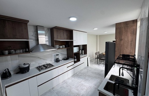 Cerro Colorado District House | Fast Wifi, Jacuzzi, washer & dryer, bbq, 4br, High Security, stylishly designed