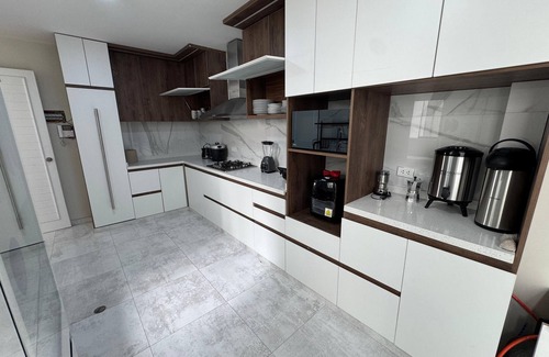 Cerro Colorado District House | Fast Wifi, Jacuzzi, washer & dryer, bbq, 4br, High Security, stylishly designed