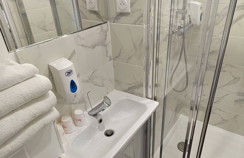 Charnay-les-Macon Hotel | Fasthotel Well Inn Macon Sud - un hôtel FH Confort