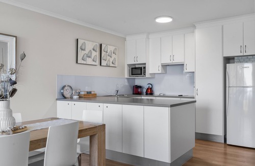 Mollymook Beach Apartment | Fathoms 7 - Beach, Pool, Tennis and Wifi -Linen Provided