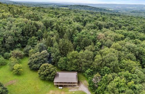 Brush Valley House | Fawn Hollow Retreat, King bed, game room, BBQ