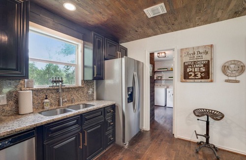 Fayetteville House | Fayetteville & Round Top, serene country cottage!