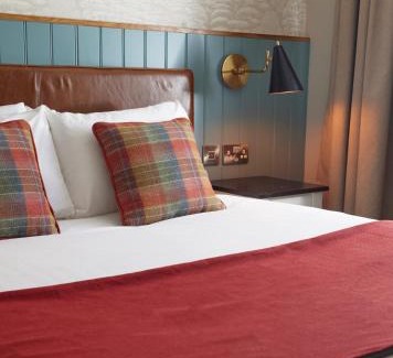 Wadesmill House | Feathers by Chef & Brewer Collection