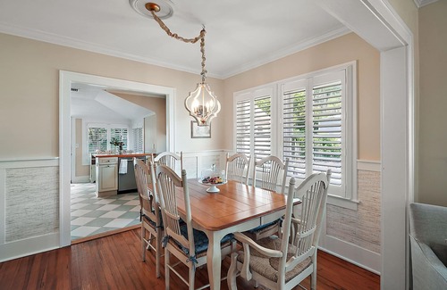 Mount Dora Cottage | Fenced in Backyard! Close to DT Mount Dora! King Bed + Golf Cart Rental!