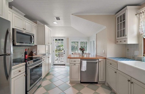 Mount Dora Cottage | Fenced in Backyard! Close to DT Mount Dora! King Bed + Golf Cart Rental!