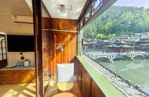 Fenghuang House | Fenghuang Color River View Villa