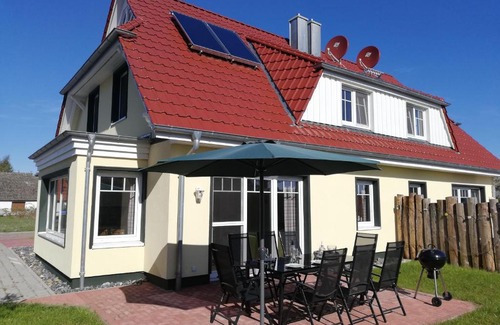 Breege House | Ferienhäuser Hühnergott und Kranichnest, Sauna, Kamin und Garten