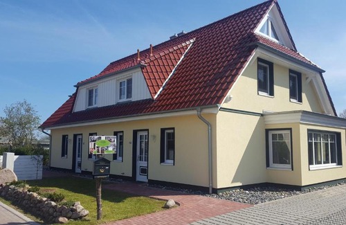 Breege House | Ferienhäuser Hühnergott und Kranichnest, Sauna, Kamin und Garten