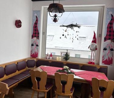 Langewiese House | Ferienhaus Astenblick - Ideal für Weihnachtsfeiern und Familienfeiern bietet Schlafplätze für bis zu 35 Personen