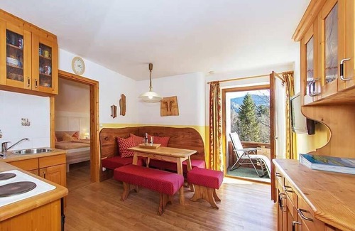 Groissenbach Apartment | Ferienwohnung Loferau 4 - 47 m² für 2-3 Personen, 1 Schlafzimmer, Wohnküche mit Sitzgruppe und Süd-Balkon