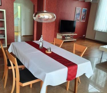 Oehringen Apartment | Ferienwohnung Rosengarten