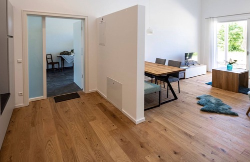 Conweiler Apartment | Ferienwohnung Sommer, 59 qm, 1 Schlafraum & 1 Wohn/schlafraum, Max. 4 Personen