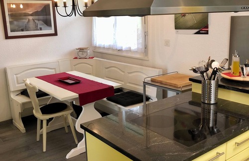 Steffisburg Apartment | Ferienwohnung Zulg- with separate Garden Tiny House for up to 9 People