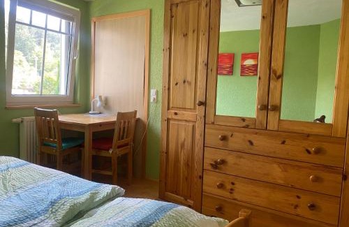 Wilhelmsdorf House | Ferienzimmer Oelhaf Zimmer in Grün Self Check-In mit Key-Tresore