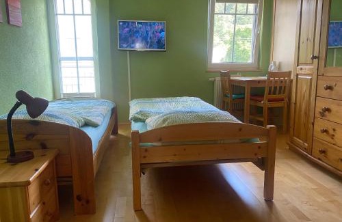 Wilhelmsdorf House | Ferienzimmer Oelhaf Zimmer in Grün Self Check-In mit Key-Tresore