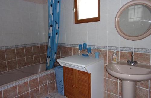 Verneix House | Fermette rénovée avec jardin fermé, internet, animaux admis - FR-1-489-83