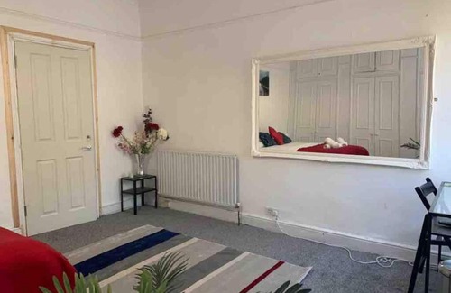 Balham Apartment | Fernlea Sapphire Suite
