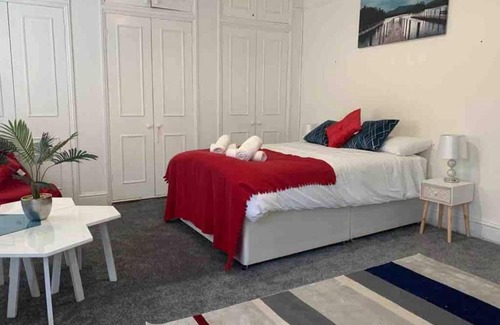 Balham Apartment | Fernlea Sapphire Suite