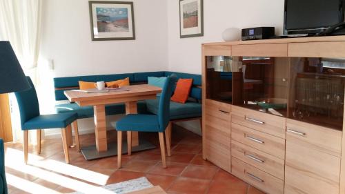 Neuensien Apartment | Fewo 7 im Fischerhaus Wintergarten und Terrasse mit Strandkorb