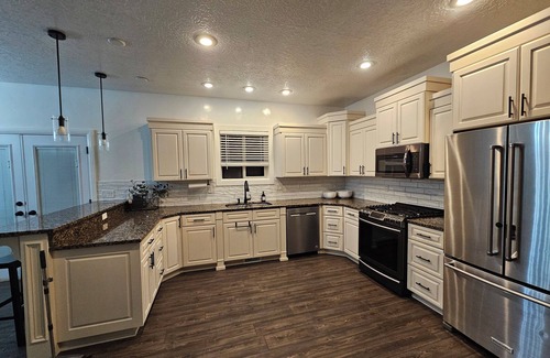 Lapoint House | Fieldview - Charming 3-bedroom house, peaceful cul-de-sac, stunning field views