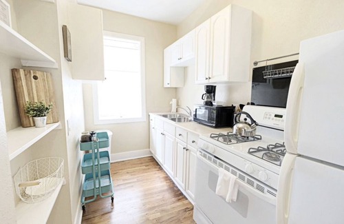 Lower Greenville Apartment | FIFA Ready Arboretum Tickets Available, The Artist's Corner