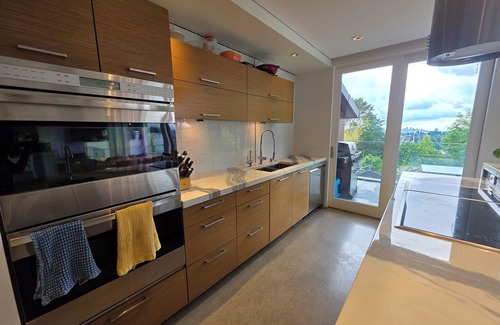 Burnaby House | ⚽ FIFA World Cup Luxury Stay | Sleeps 11 | Pool + Hot Tub + Views of BC Place