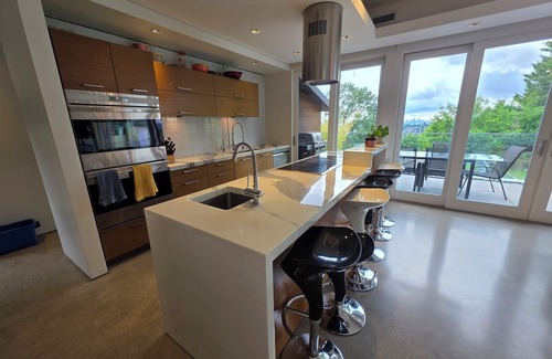 Burnaby House | ⚽ FIFA World Cup Luxury Stay | Sleeps 11 | Pool + Hot Tub + Views of BC Place