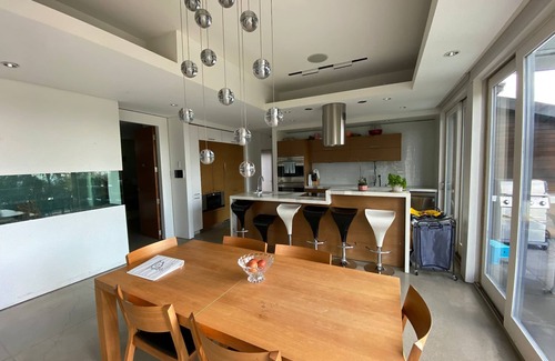 Burnaby House | ⚽ FIFA World Cup Luxury Stay | Sleeps 11 | Pool + Hot Tub + Views of BC Place