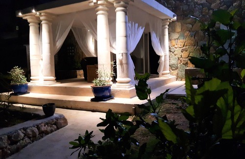 Beacon Hill Apartment | FIG Paradis SXM, ocean front personal pool and jacuzzi