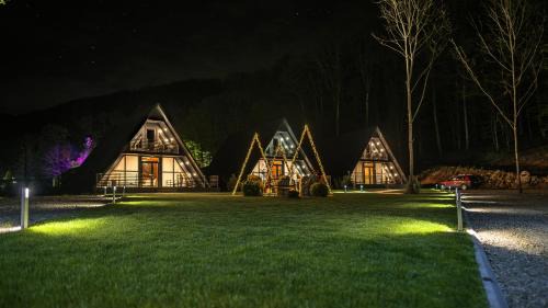 Auseu Ski Chalet | Filframes