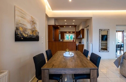 Filiatra House | Filiatra Downtown Cozy Retreat - Homely Vibes