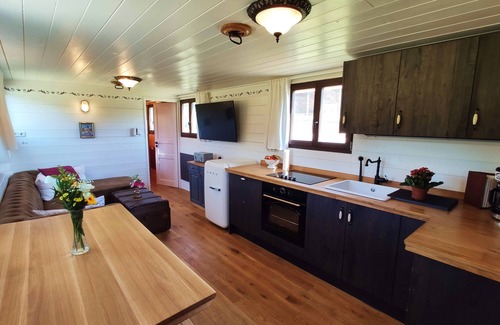 Wiesentheid House | Film ship ERBSE - "The extraordinary houseboat on the meadow"