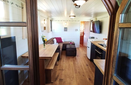 Wiesentheid House | Film ship ERBSE - "The extraordinary houseboat on the meadow"