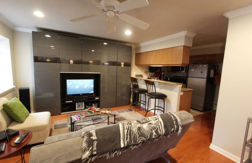 Travis Heights Condo | Filmmaker High-end Luxury/Corporate 1/1 Condo is back, better and available