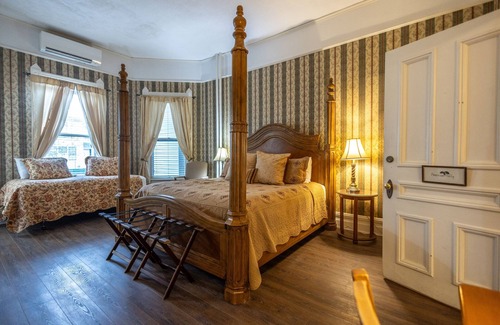 Hendersonville Bed & Breakfast | Find genuine southern hospitality in Hendersonville at the 1898 Waverly Inn.