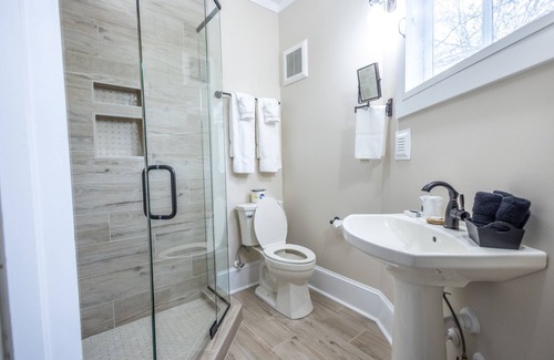 Hendersonville Bed & Breakfast | Find genuine southern hospitality in Hendersonville at the 1898 Waverly Inn.