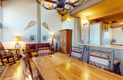 Truckee Condo | Fine lodge near skiing with futon & ski locker