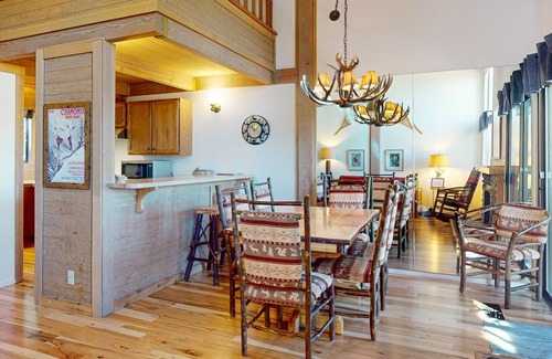 Truckee Condo | Fine lodge near skiing with futon & ski locker