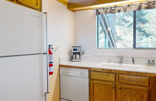 Truckee Condo | Fine lodge near skiing with futon & ski locker