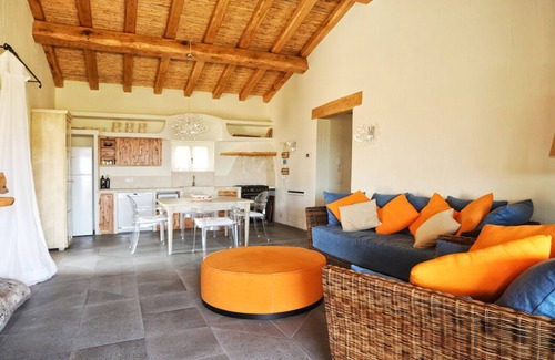 Monte Petrosu House | Finely renovated Stazzu with infinity pool, 5 min from the beach.