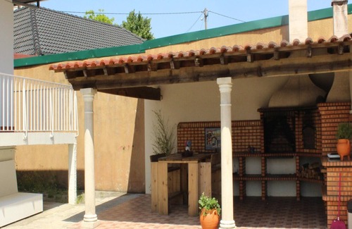 Marinha do Seixo Apartment | Fino Seixo, a spacious apartment with a large garden.