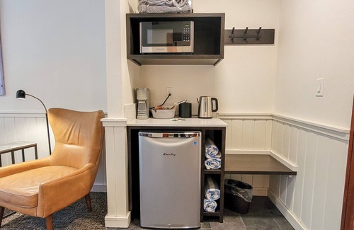 Mazama House | Fir - double queen bedroom at The Inn At Mazama