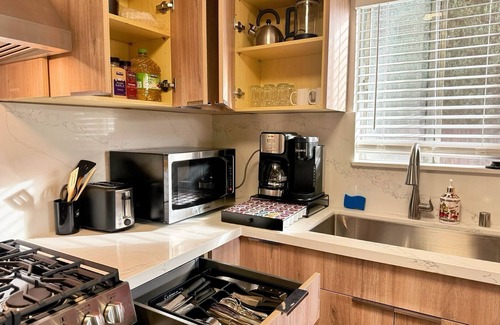 Mid Central House | [Fire/Flood Support] 3-bedroom Modern Luxury House in Central Pasadena