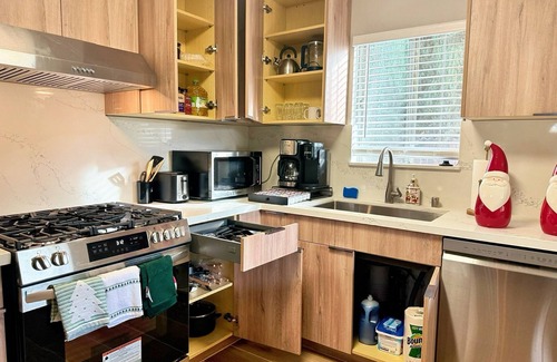 Mid Central House | [Fire/Flood Support] 3-bedroom Modern Luxury House in Central Pasadena