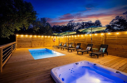 Fredericksburg Cabin | Fire Pit | Game Room | Heated Pool | Mini Golf