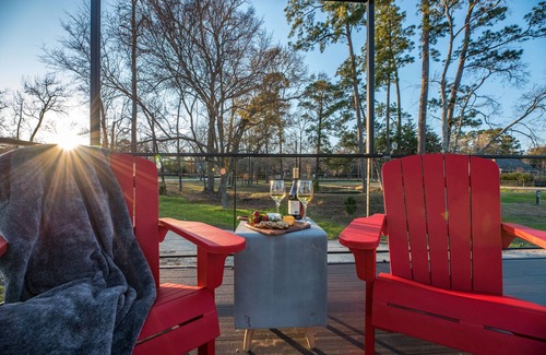 Willis House | Firebox: 2 mins to Lake Conroe! Rooftop deck, Heated Pool, Fire Pit