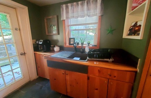 Hendersonville Cabin | Firefly Cabin-1930's Retreat: Bikes, BBQ, walk dtn