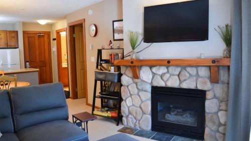 Sun Peaks Cabin | Fireside Lodge #215 by Bear Country