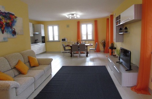 Castelvecchio Apartment | First floor apt with terrace, garden & pool in Lucca countryside